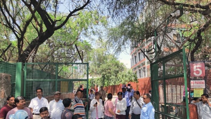 Delhi Schools Bomb Threat Creates Panic: Over 40 Institutions Evacuated, Nothing Suspicious Found